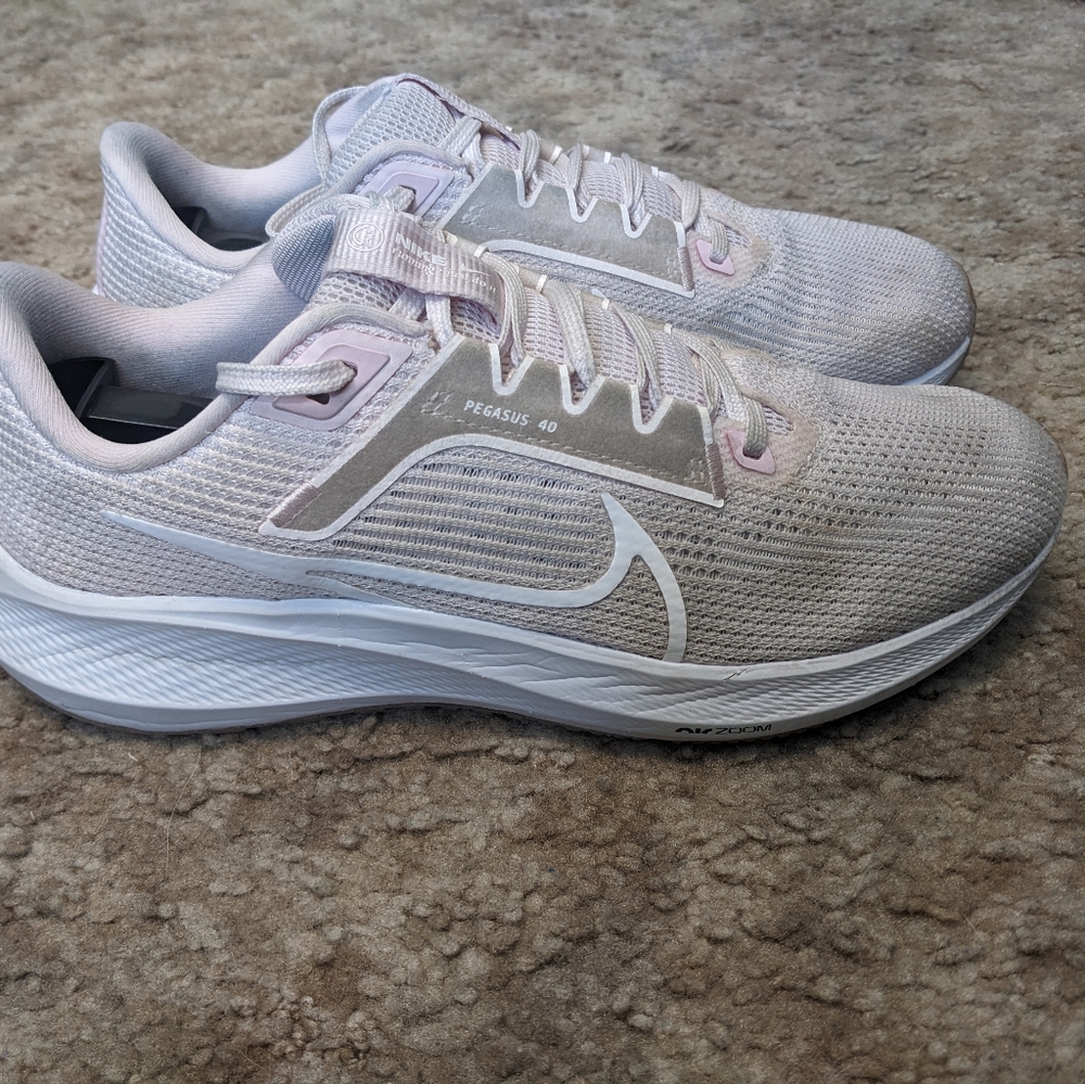 Nike Air Zoom Pegasus 40 Woman's size 9 Pink White Running shoes DV3854 600